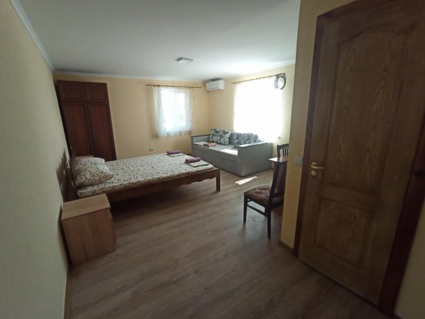 Семейный-люкс №6 VIP трехкомнатный, база отдыха «Золотое Руно», Кирилловка. Фото 5