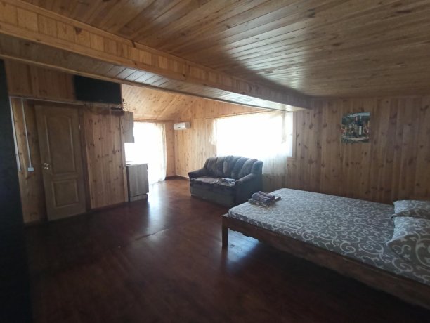 Семейный-люкс №6 VIP трехкомнатный, база отдыха «Золотое Руно», Кирилловка. Фото 3