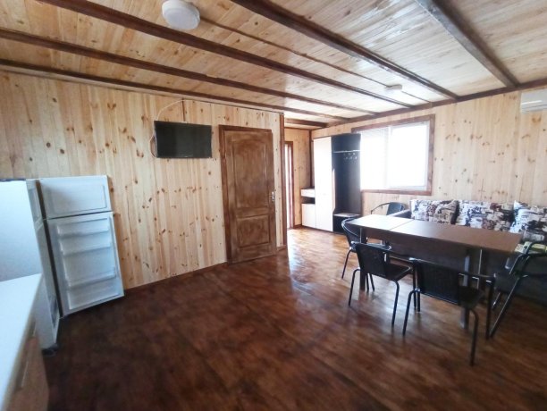 Апартаменты №1 трехкомнатный, база отдыха «Золотое Руно», Кирилловка. Фото 6