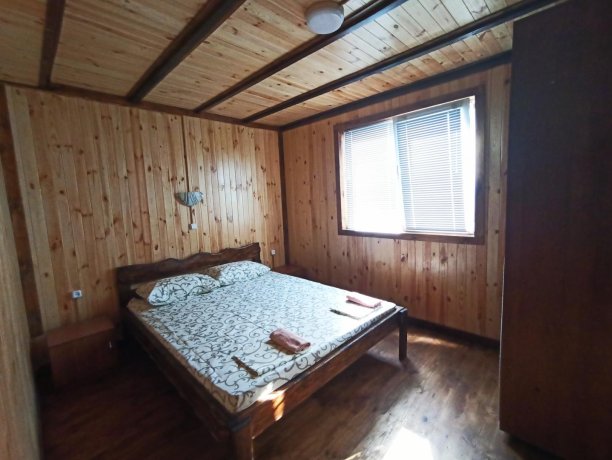 Апартаменты №1 трехкомнатный, база отдыха «Золотое Руно», Кирилловка. Фото 5