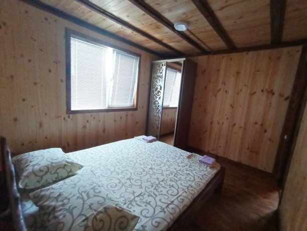 Апартаменты №2 трехкомнатный, база отдыха «Золотое Руно», Кирилловка. Фото 3