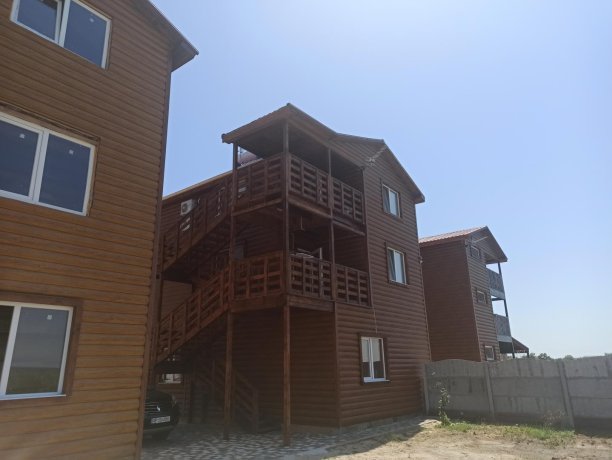 Апартаменты №2 трехкомнатный, база отдыха «Золотое Руно», Кирилловка. Фото 1