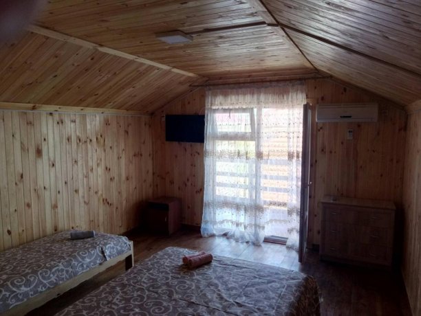 Коттедж №3 однокомнатный, база отдыха «Золотое Руно», Кирилловка. Фото 2