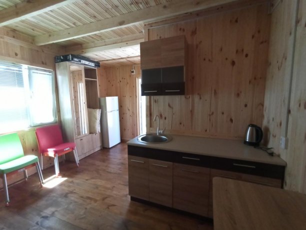 Коттедж №15 однокомнатный, база отдыха «Золотое Руно», Кирилловка. Фото 1