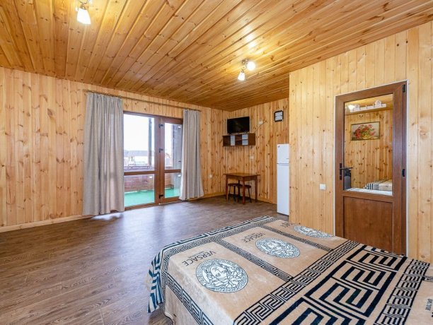 Люкс 4х-местный однокомнатный, гостевой дом «ГД "Триумф"», Кирилловка. Фото 1