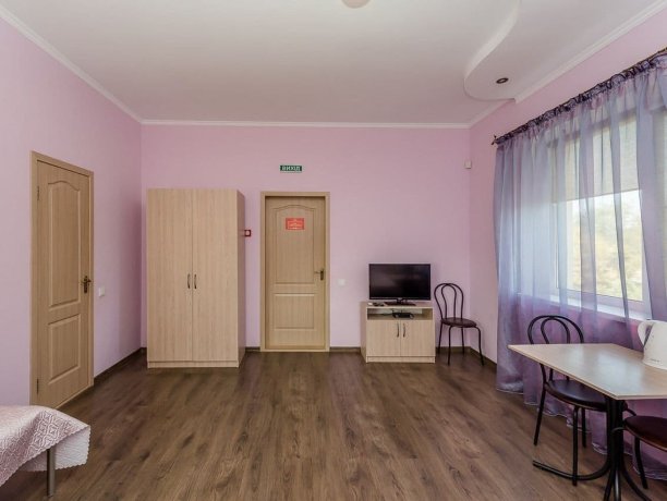 Люкс 4-х местный однокомнатный, база отдыха «Смальта», Кирилловка. Фото 1