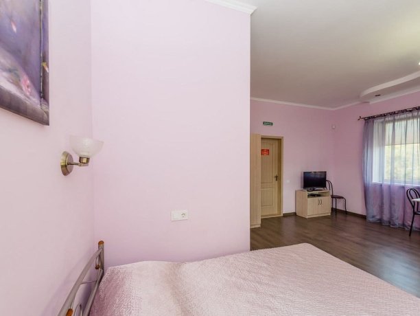 Люкс 4-х местный однокомнатный, база отдыха «Смальта», Кирилловка. Фото 2