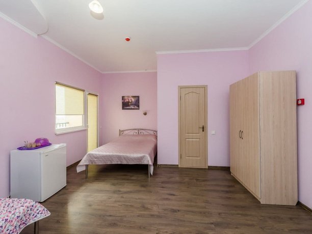 Люкс 4-х местный однокомнатный, база отдыха «Смальта», Кирилловка. Фото 4