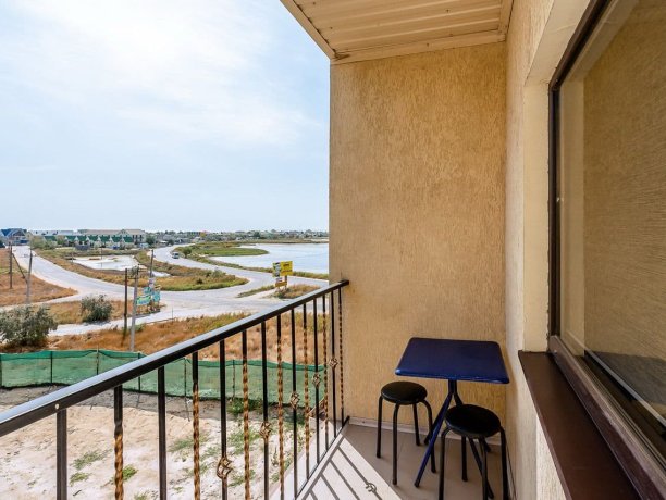 Люкс 4-х местный однокомнатный, база отдыха «Смальта», Кирилловка. Фото 6