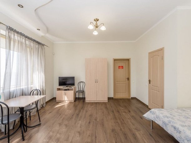 Люкс 4-х местный однокомнатный, база отдыха «Смальта», Кирилловка. Фото 1