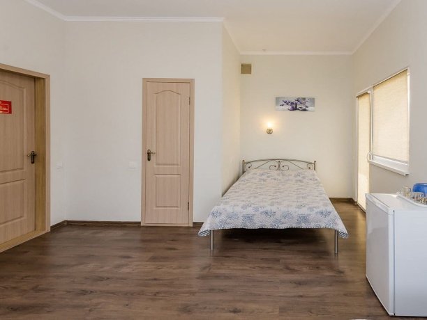 Люкс 4-х местный однокомнатный, база отдыха «Смальта», Кирилловка. Фото 2