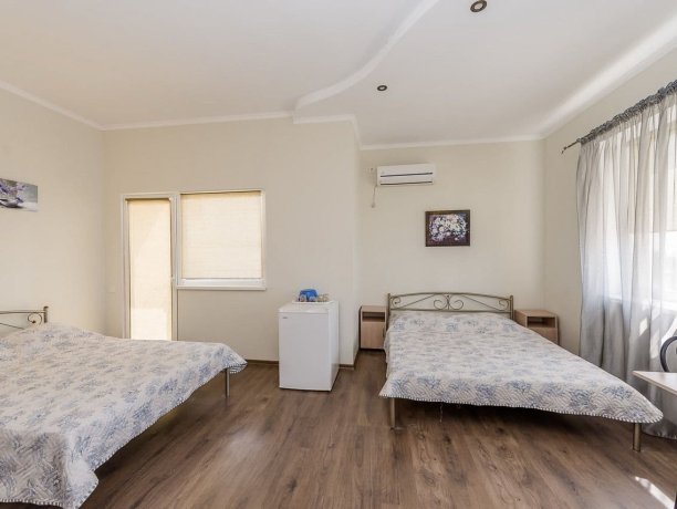 Люкс 4-х местный однокомнатный, база отдыха «Смальта», Кирилловка. Фото 3