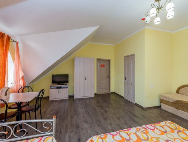 Люкс 5-ти местный однокомнатный, база отдыха «Смальта», Кирилловка. Фото 1