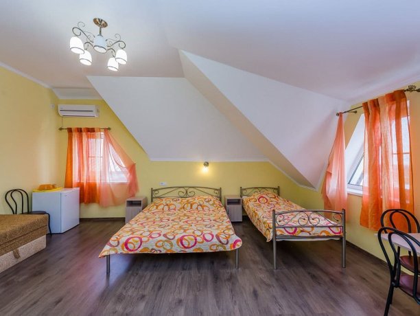 Люкс 5-ти местный однокомнатный, база отдыха «Смальта», Кирилловка. Фото 2