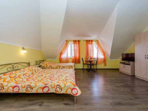 Люкс 5-ти местный однокомнатный, база отдыха «Смальта», Кирилловка. Фото 3