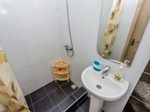 Люкс 5-ти местный однокомнатный, база отдыха «Смальта», Кирилловка. Фото 5