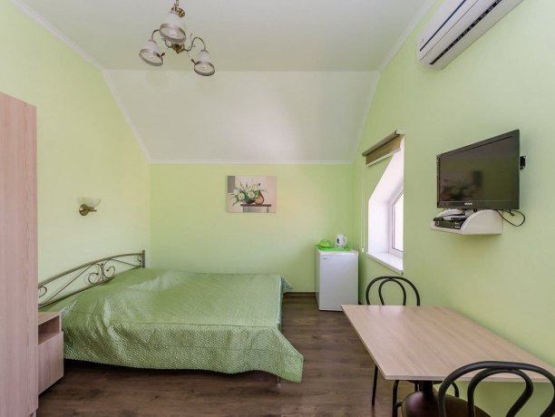 Люкс 2-х местный однокомнатный, база отдыха «Смальта», Кирилловка. Фото 2