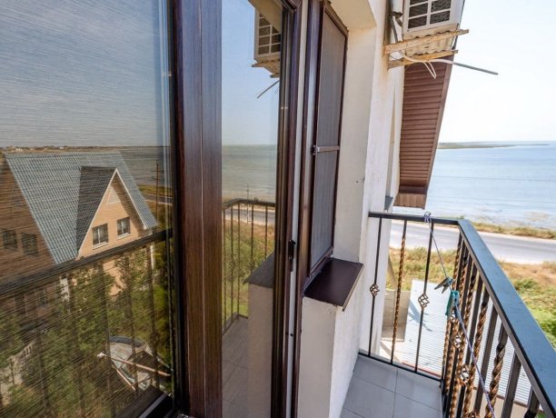 Люкс 2-х местный однокомнатный, база отдыха «Смальта», Кирилловка. Фото 5