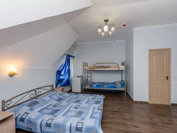 Люкс 5-ти местный однокомнатный, база отдыха «Смальта», Кирилловка. Фото 2