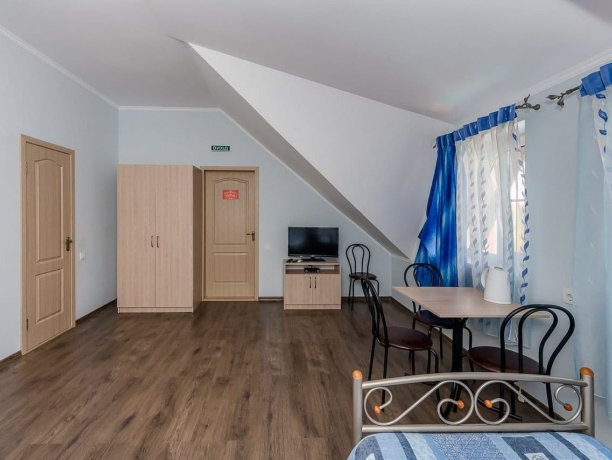 Люкс 5-ти местный однокомнатный, база отдыха «Смальта», Кирилловка. Фото 4