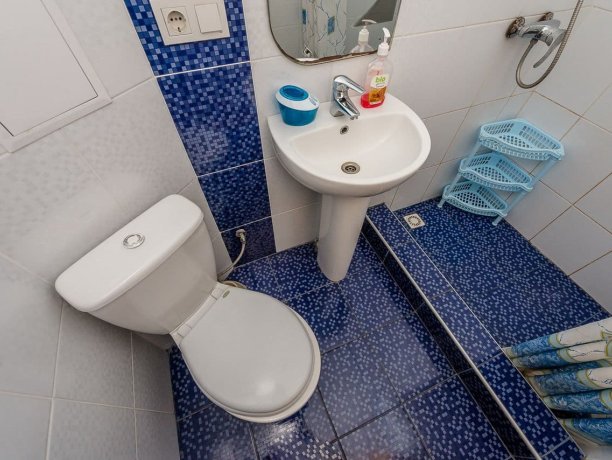 Люкс 5-ти местный однокомнатный, база отдыха «Смальта», Кирилловка. Фото 5