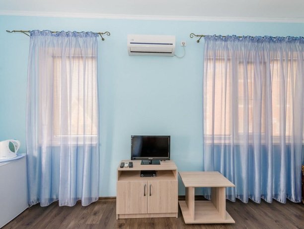 Люкс 2-х местный однокомнатный, база отдыха «Смальта», Кирилловка. Фото 4