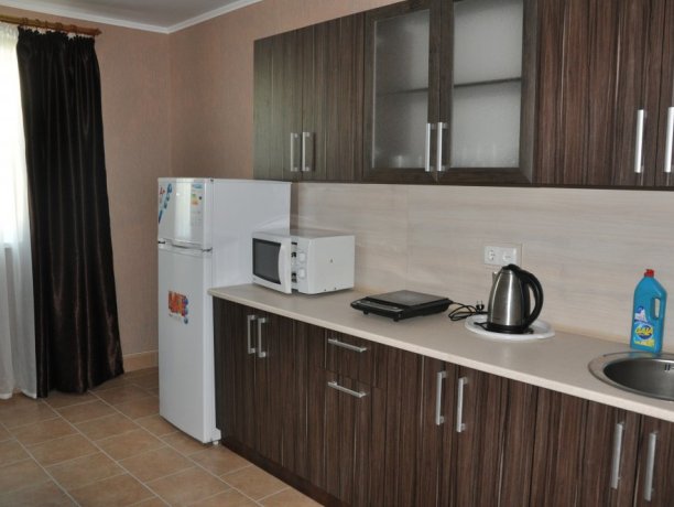 Апартаменты №10 двухкомнатный, база отдыха «Елена», Кирилловка. Фото 1