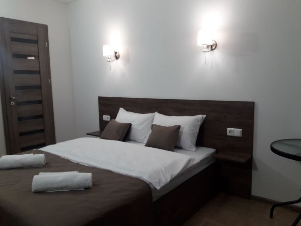 Люкс №1 двухкомнатный, гостевой дом «ПоллиАнна», Кирилловка. Фото 1