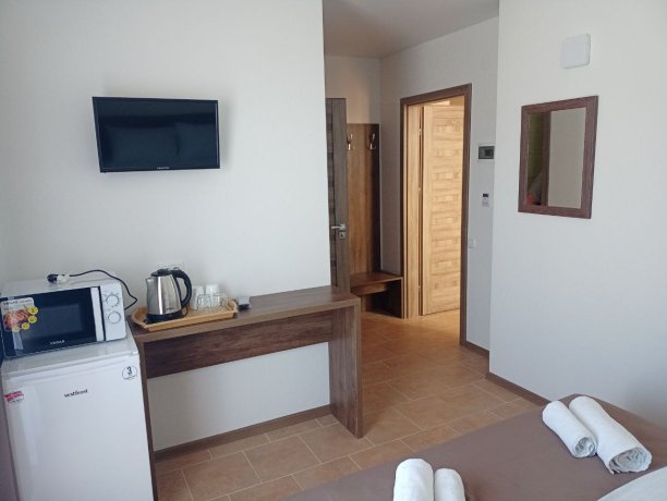 Полулюкс №4 однокомнатный, гостевой дом «ПоллиАнна», Кирилловка. Фото 1