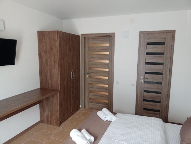 Люкс №5 двухкомнатный, гостевой дом «ПоллиАнна», Кирилловка. Фото 5