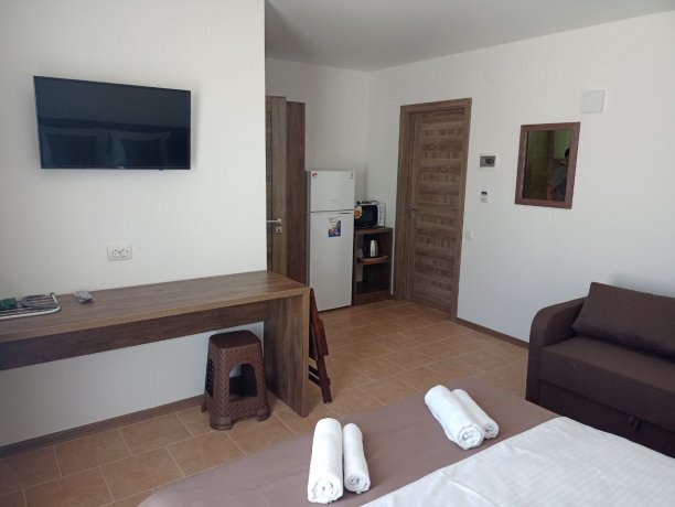 Полулюкс №6 однокомнатный, гостевой дом «ПоллиАнна», Кирилловка. Фото 1