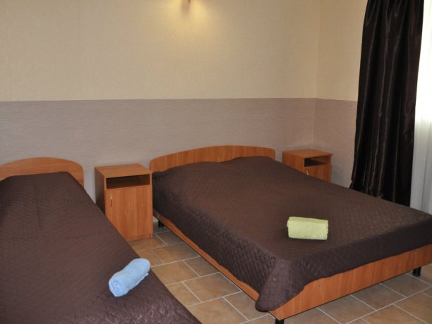 Семейный №11 двухкомнатный, база отдыха «Елена», Кирилловка. Фото 1