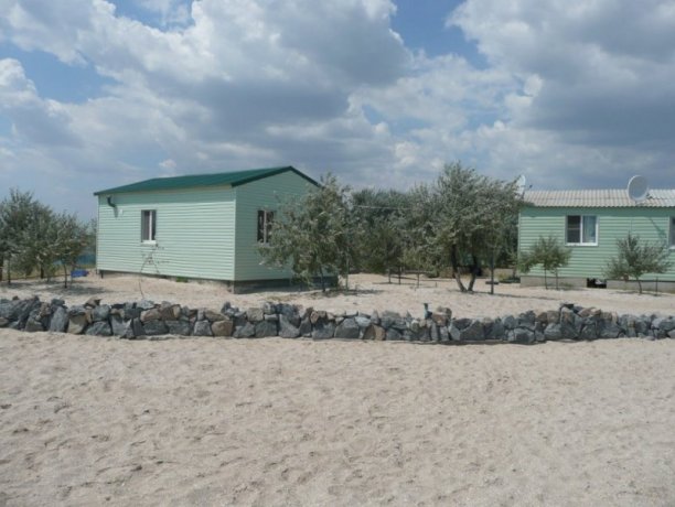 Коттедж №2 трехкомнатный, база отдыха «Орион», Кирилловка. Фото 1