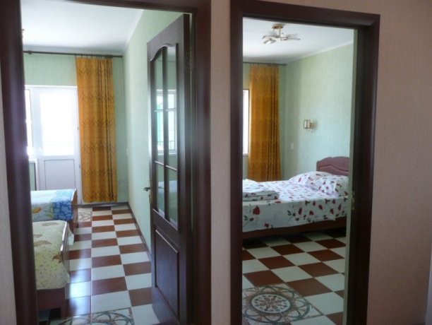 Люкс №7-4 двухкомнатный, база отдыха «Орион», Кирилловка. Фото 12