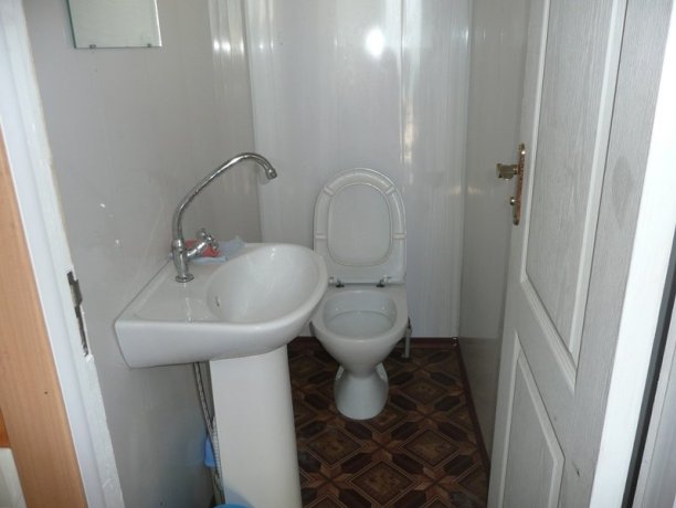 Полулюкс №3-1 двухкомнатный, база отдыха «Орион», Кирилловка. Фото 4