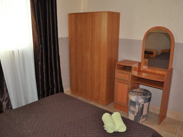 Семейный №19 двухкомнатный, база отдыха «Елена», Кирилловка. Фото 1