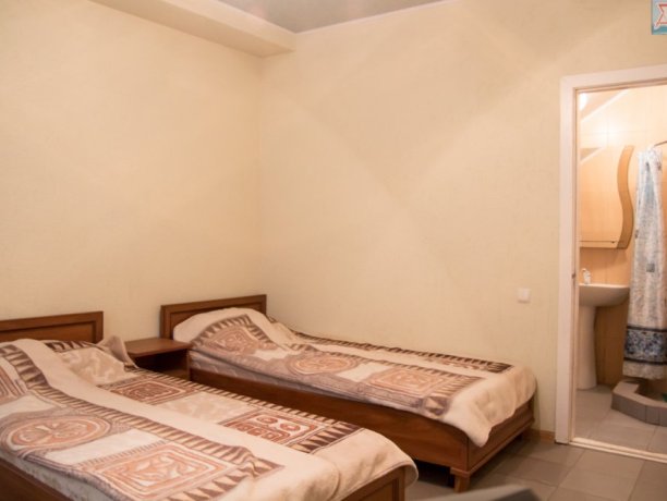 Люкс №2 (2к) двухкомнатный, база отдыха «Арис», Кирилловка. Фото 1