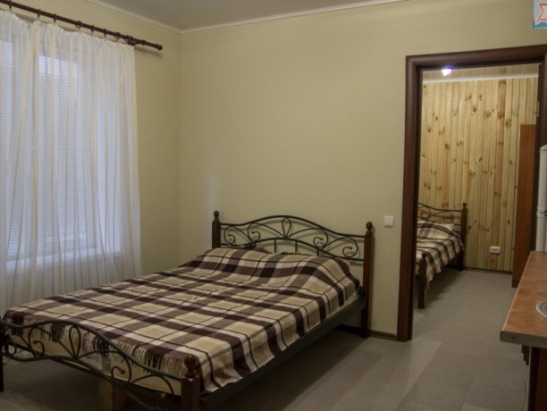 Люкс №10 (2к) двухкомнатный, база отдыха «Арис», Кирилловка. Фото 1