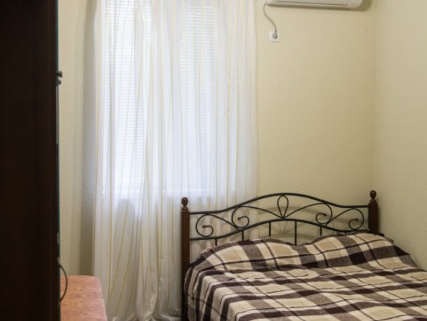 Люкс №16 (2к) однокомнатный, база отдыха «Арис», Кирилловка. Фото 1