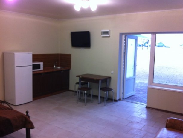 Люкс №20 (2к) однокомнатный, база отдыха «Арис», Кирилловка. Фото 1