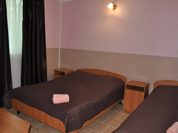 Семейный №20 двухкомнатный, база отдыха «Елена», Кирилловка. Фото 1