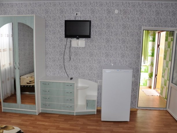 Люкс №25а однокомнатный, база отдыха «Таврия», Кирилловка. Фото 1